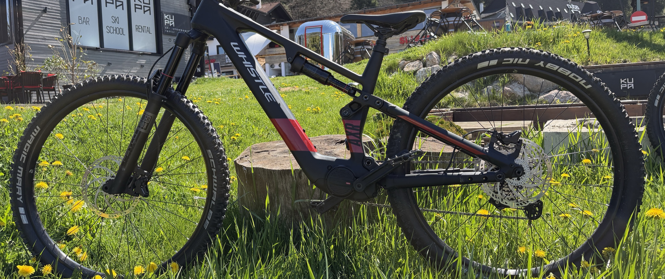 Whistle AXR cu motor Avinox la baza gondolei din Poiana Brașov