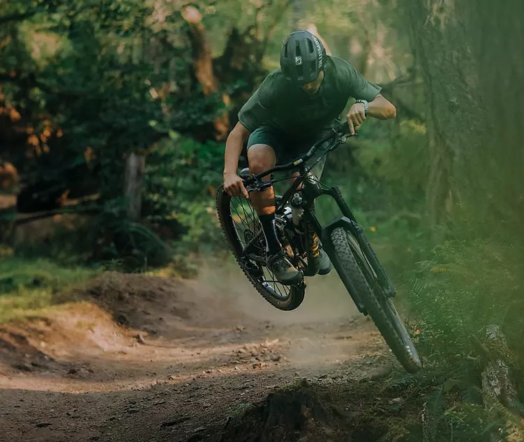 Ciclist în săritură pe bicicletă MTB full-suspension