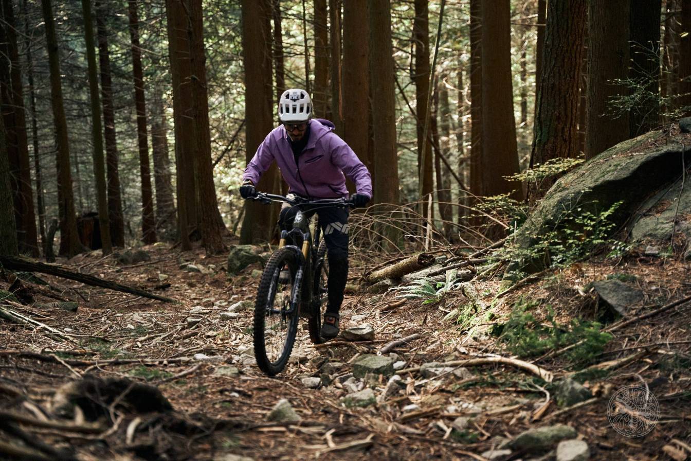 Ciclist pe bicicletă MTB hardtail pe poteca din pădure
